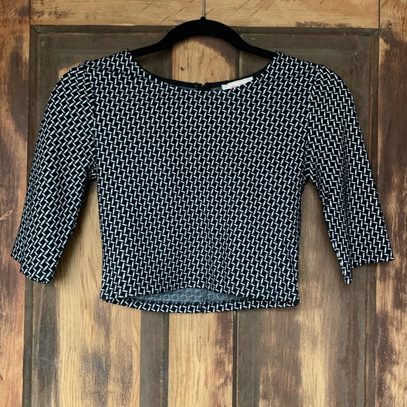 NWOT ALYTHEA cropped 3/4 sleeve top - Picture 1 of 4